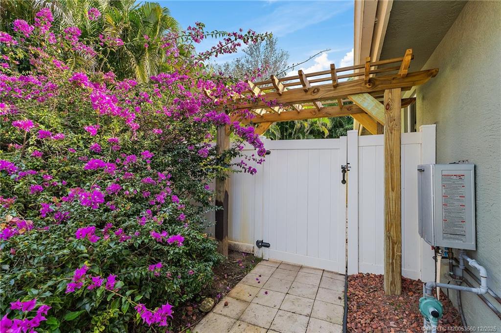 4803 SW Lake Grove Circle