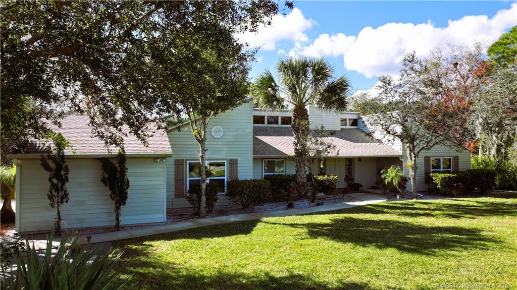 1672 SW Sandtrap Cres
