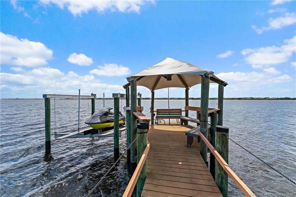 2318 NW Bay Colony Ct