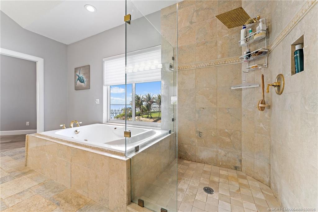 2318 NW Bay Colony Ct