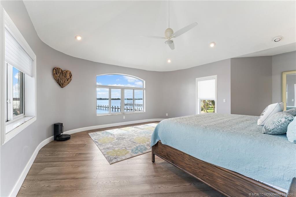 2318 NW Bay Colony Ct