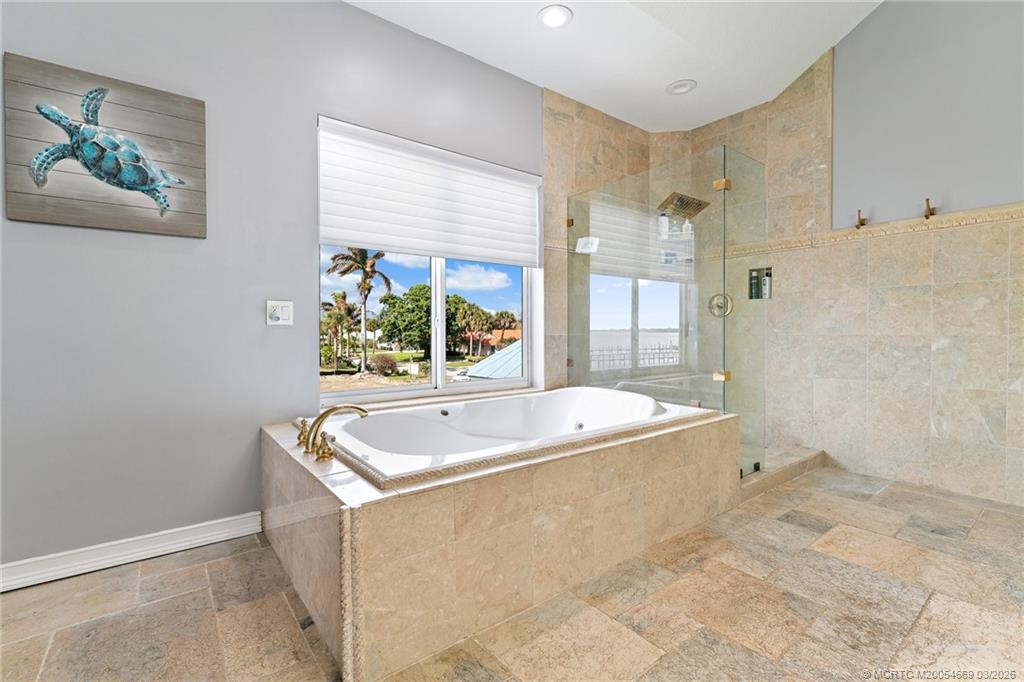 2318 NW Bay Colony Ct