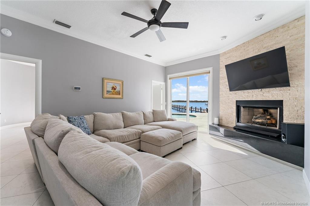 2318 NW Bay Colony Ct