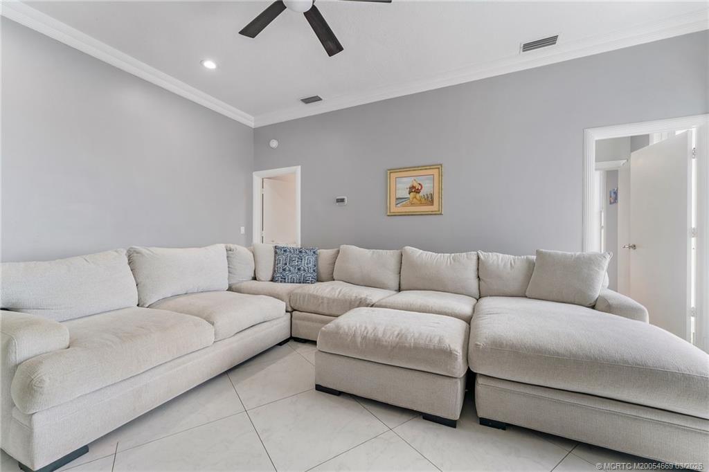 2318 NW Bay Colony Ct