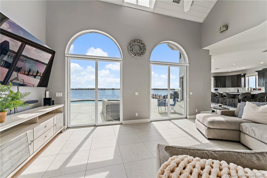 2318 NW Bay Colony Ct