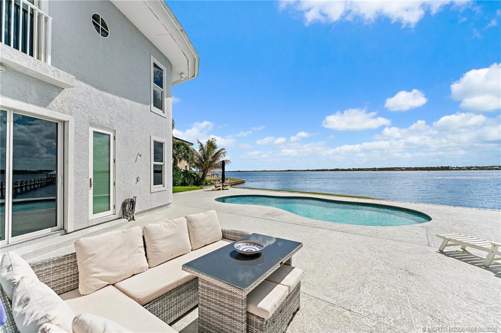 2318 NW Bay Colony Ct