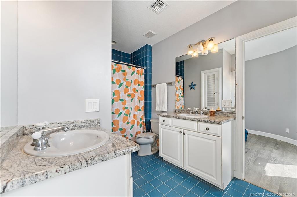 2318 NW Bay Colony Ct