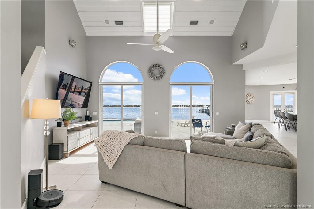 2318 NW Bay Colony Ct