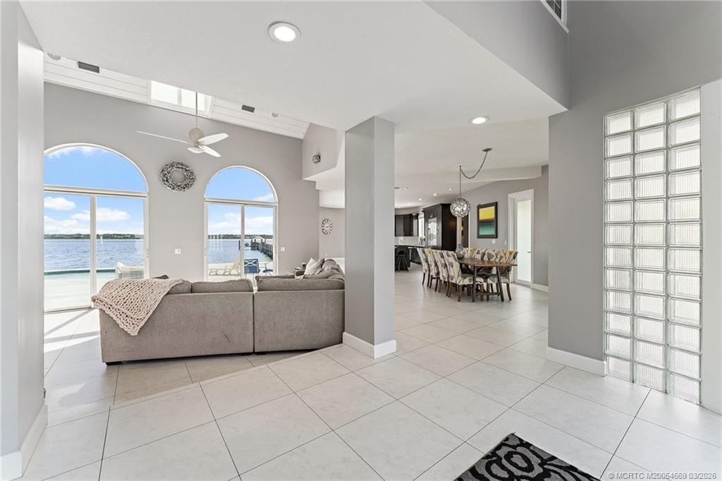 2318 NW Bay Colony Ct