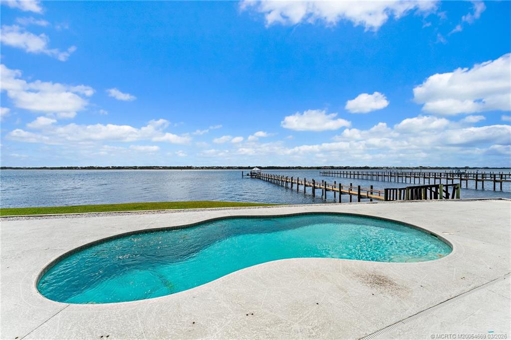 2318 NW Bay Colony Ct