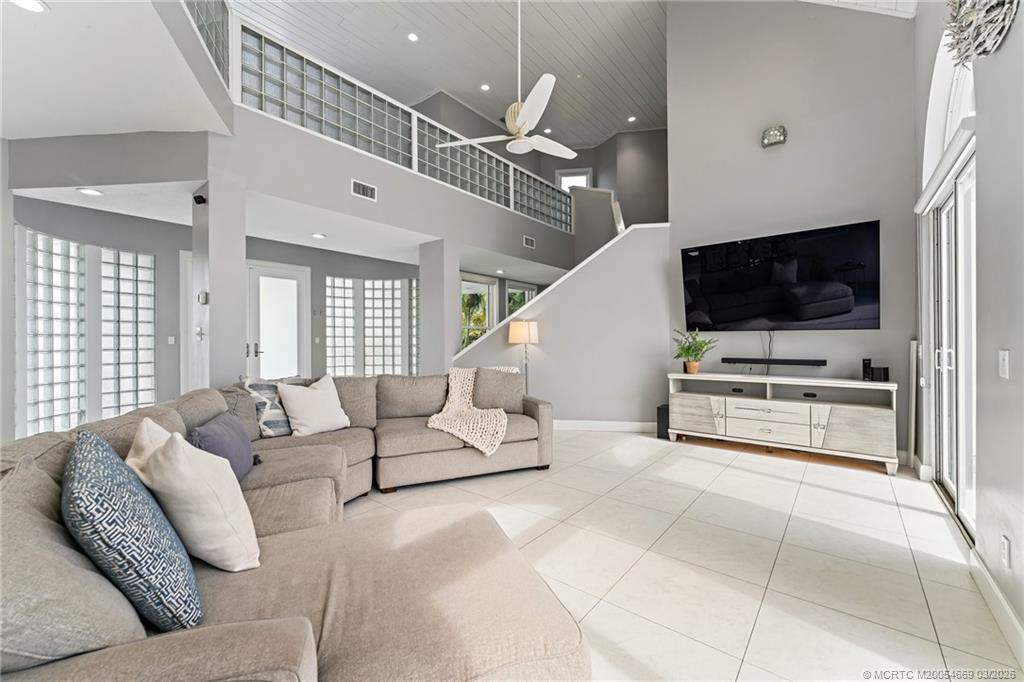 2318 NW Bay Colony Ct