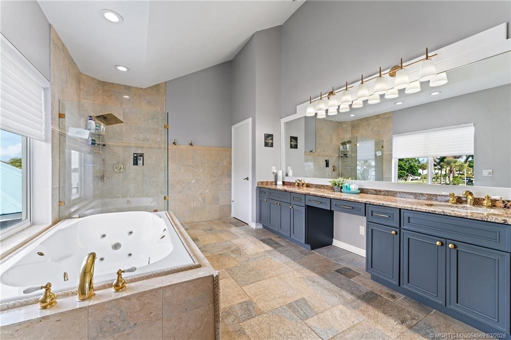 2318 NW Bay Colony Ct