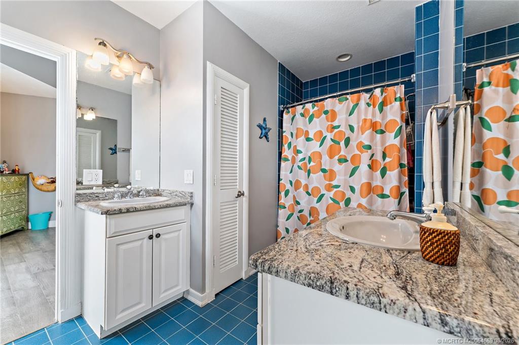 2318 NW Bay Colony Ct