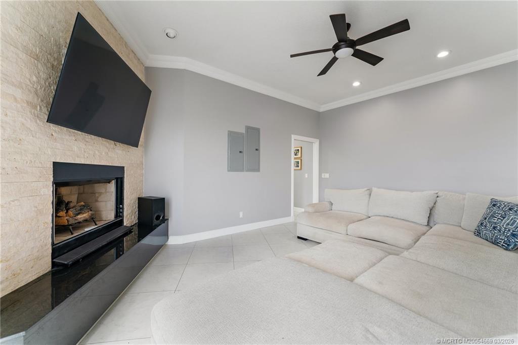 2318 NW Bay Colony Ct