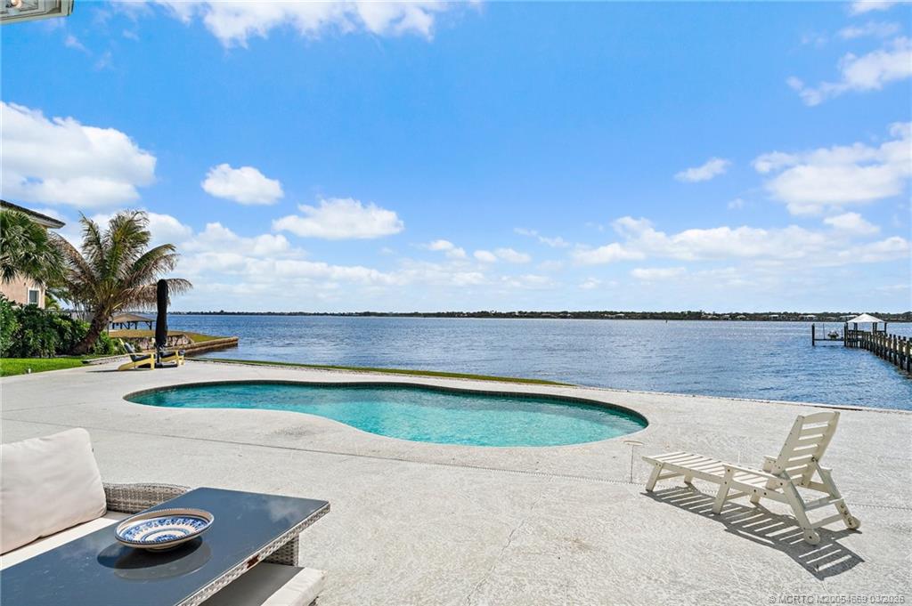 2318 NW Bay Colony Ct