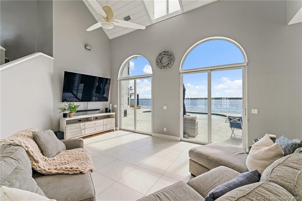 2318 NW Bay Colony Ct