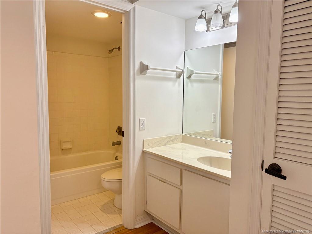 802 SE Central Parkway 14
