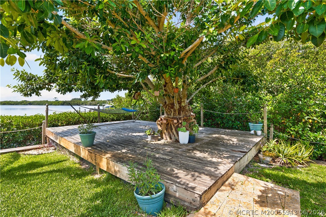 1007 SE Kitching Cove Lane