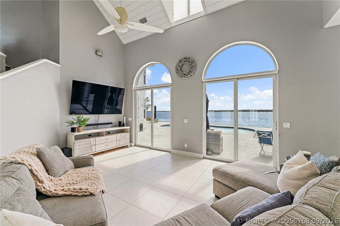 2318 NW Bay Colony Ct