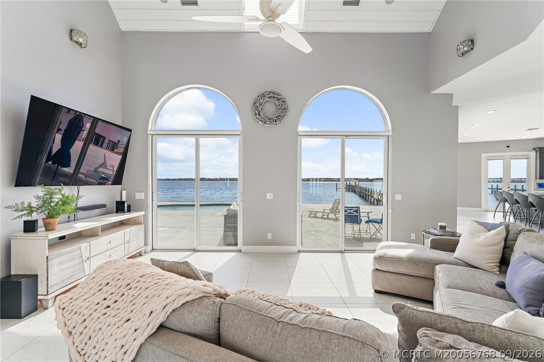 2318 NW Bay Colony Ct