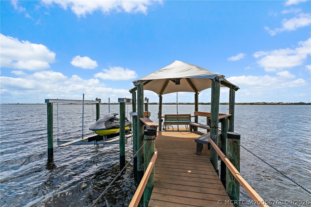 2318 NW Bay Colony Ct