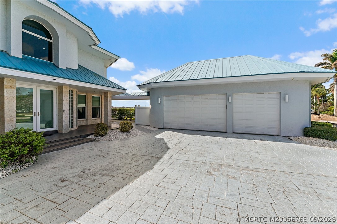 2318 NW Bay Colony Ct