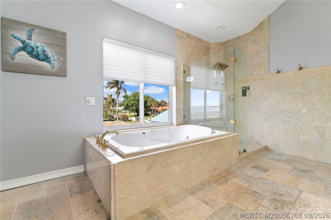 2318 NW Bay Colony Ct