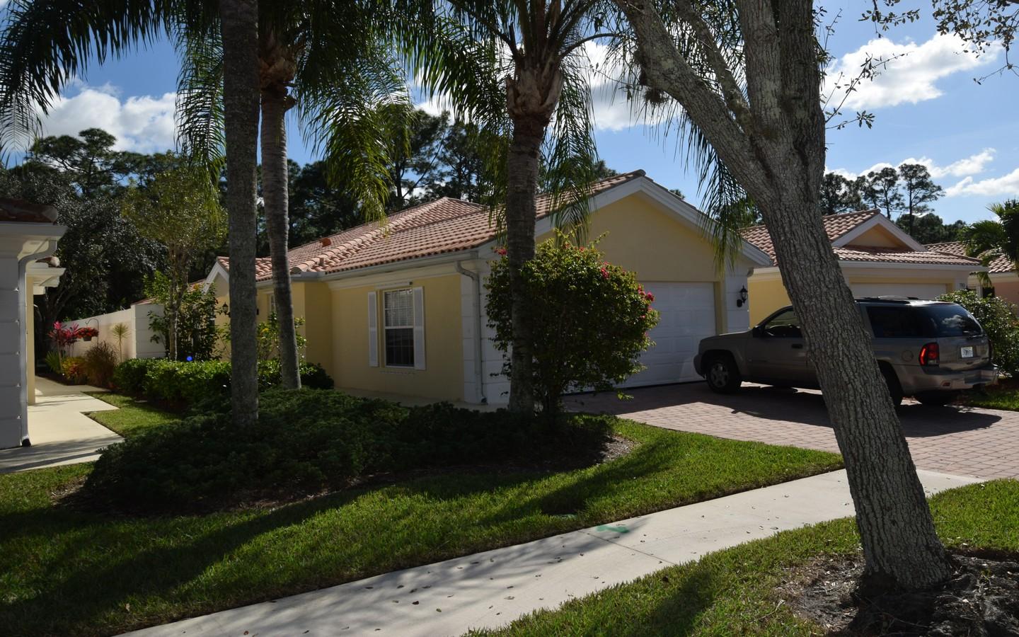 772 SW Tamarrow Place