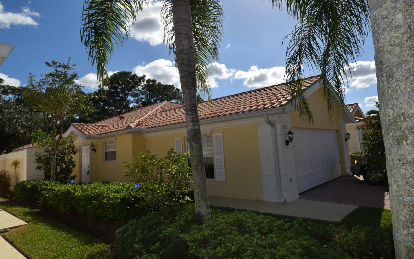 772 SW Tamarrow Place