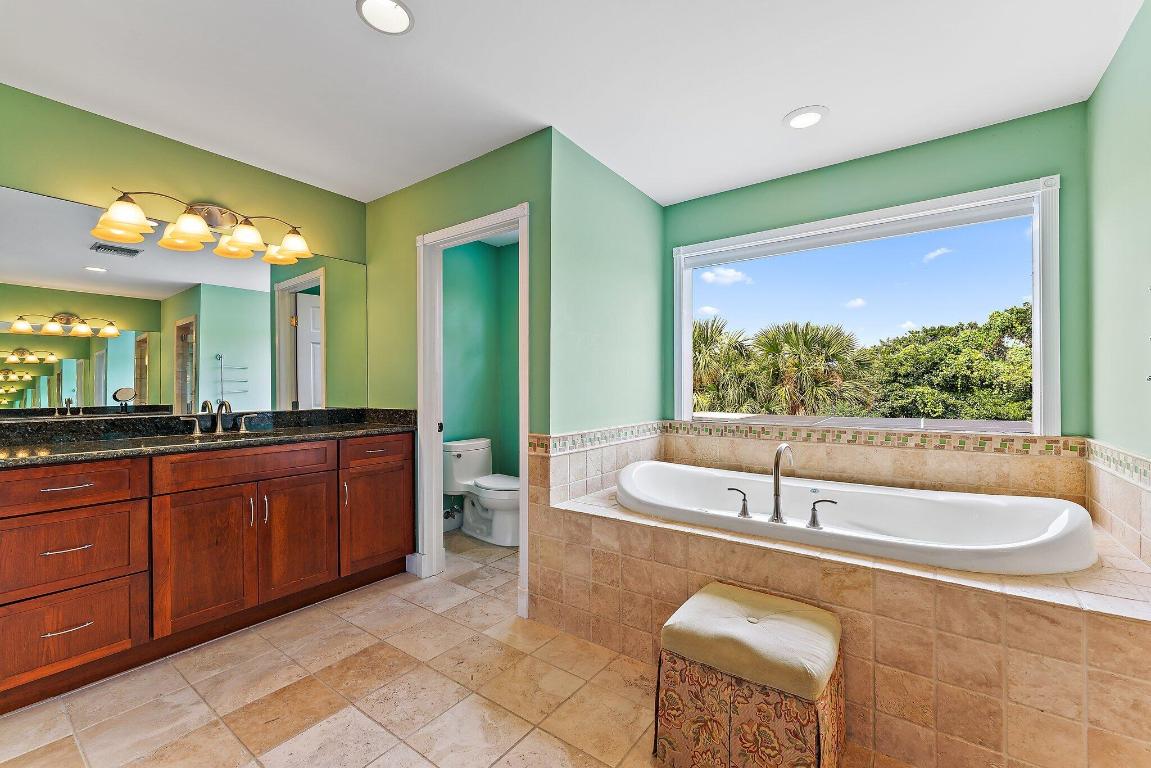 4701 NE Spinnaker Point Place