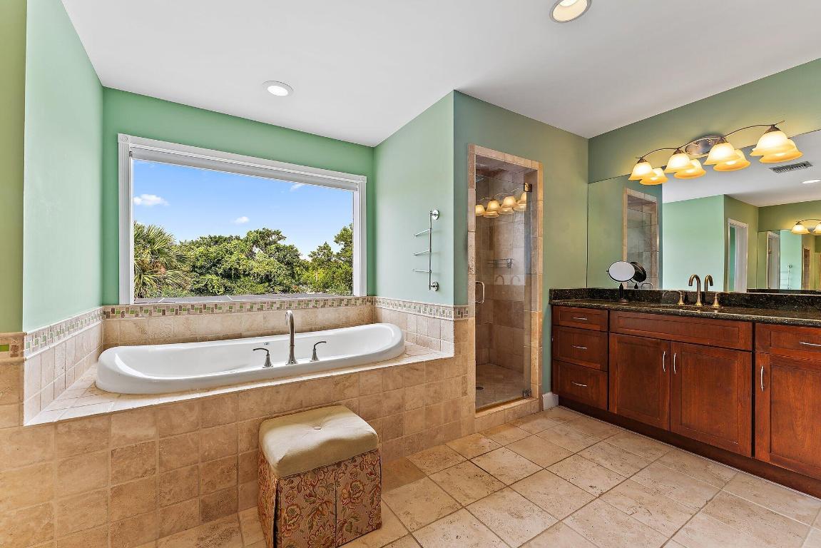 4701 NE Spinnaker Point Place