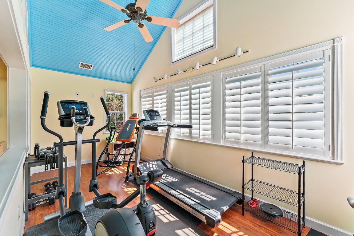 4701 NE Spinnaker Point Place