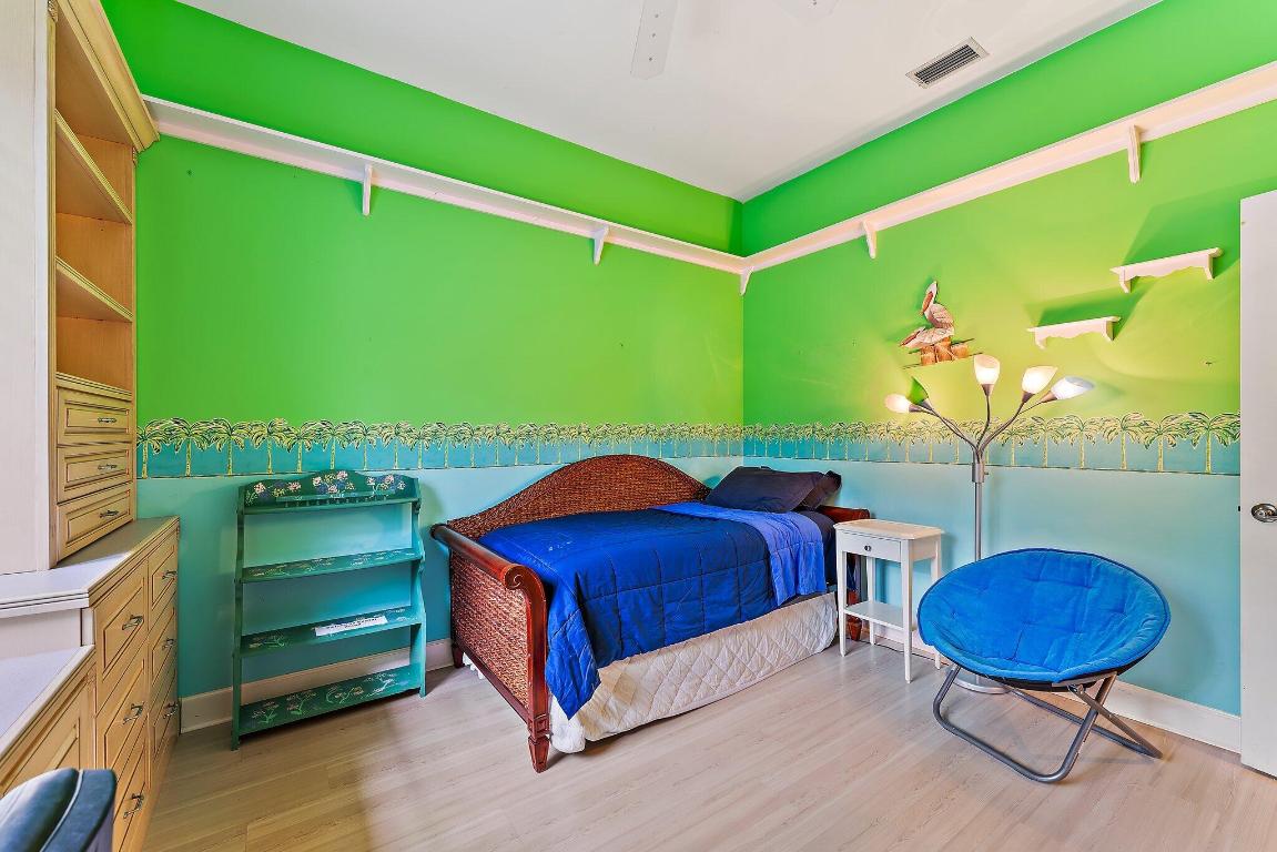 4701 NE Spinnaker Point Place