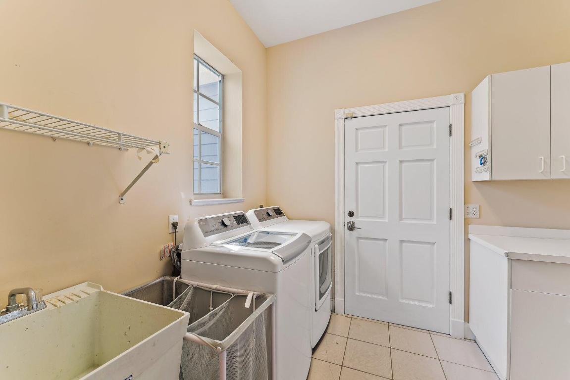 4701 NE Spinnaker Point Place