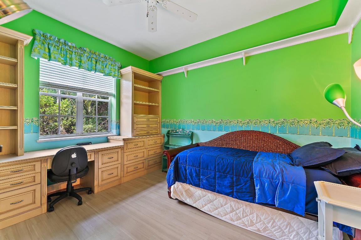 4701 NE Spinnaker Point Place