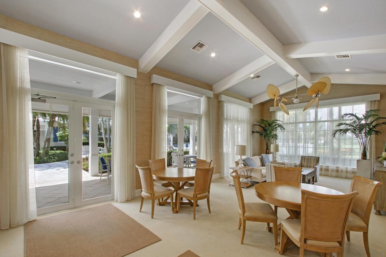 941 Bay Colony Drive S