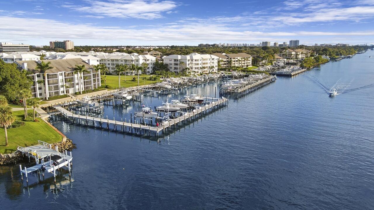 941 Bay Colony Drive S