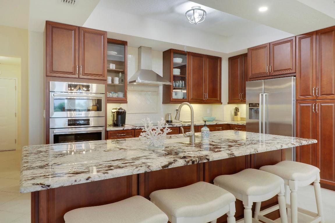 941 Bay Colony Drive S