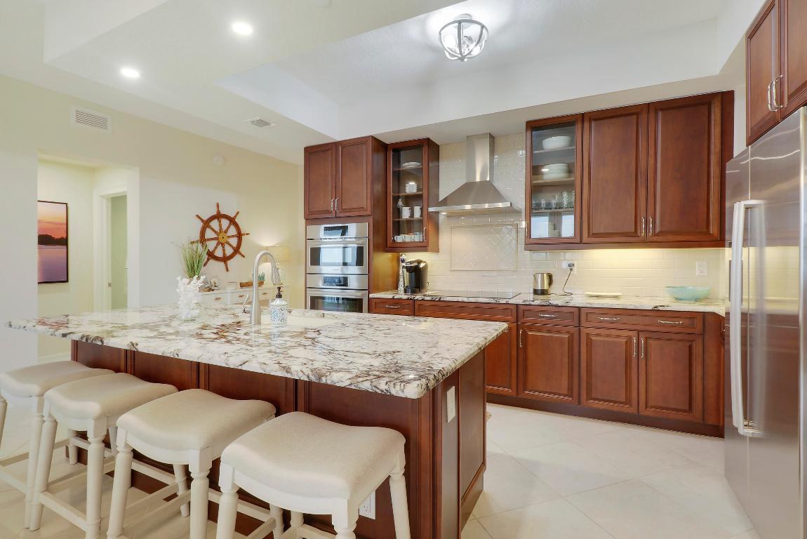 941 Bay Colony Drive S