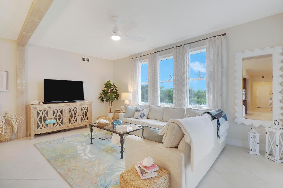 941 Bay Colony Drive S