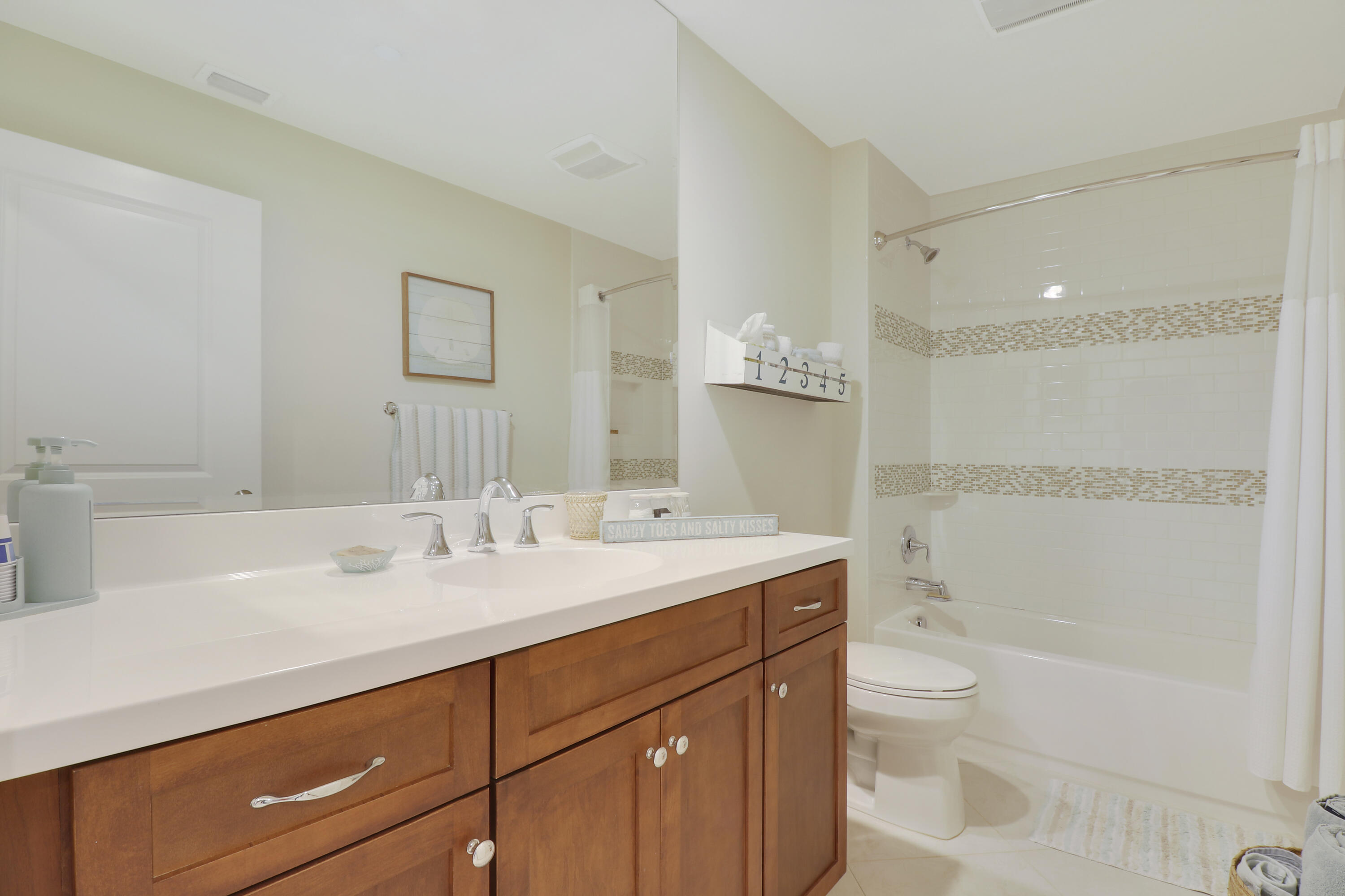 941 Bay Colony Drive S