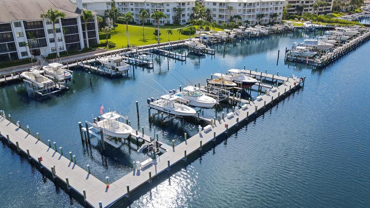 941 Bay Colony Drive S