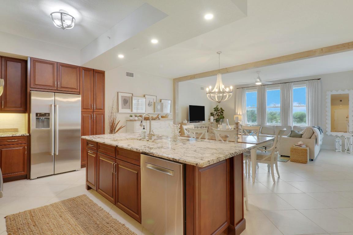 941 Bay Colony Drive S