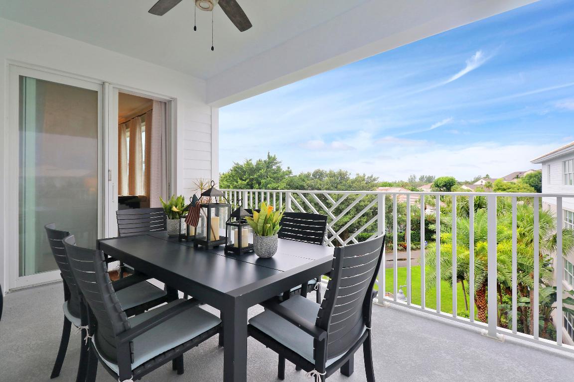 941 Bay Colony Drive S