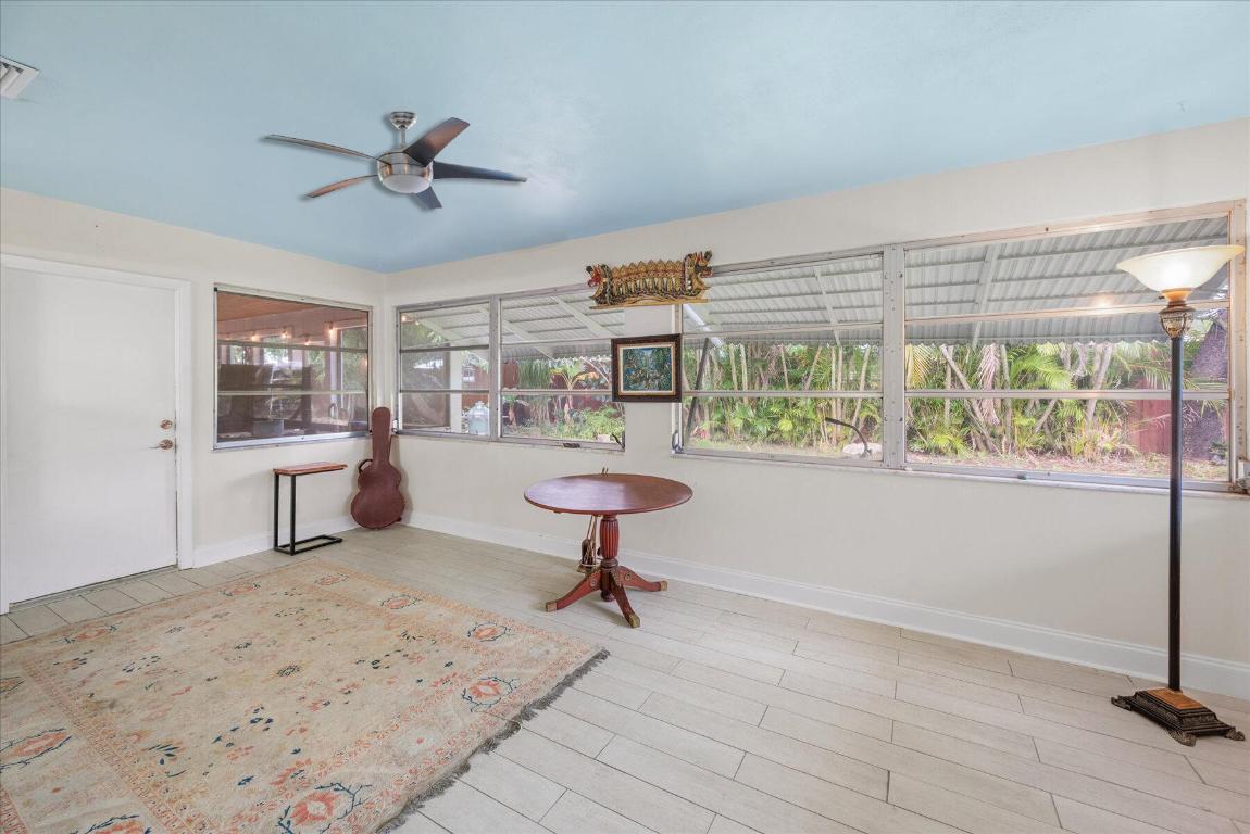 117 E Riverside Drive