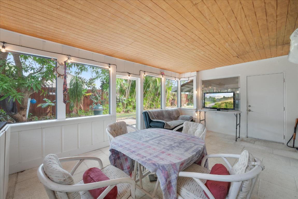 117 E Riverside Drive