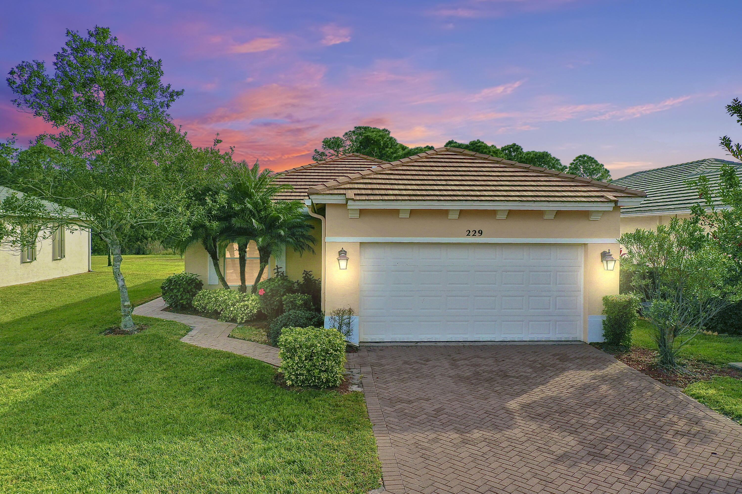 229 SW Manatee Springs Way