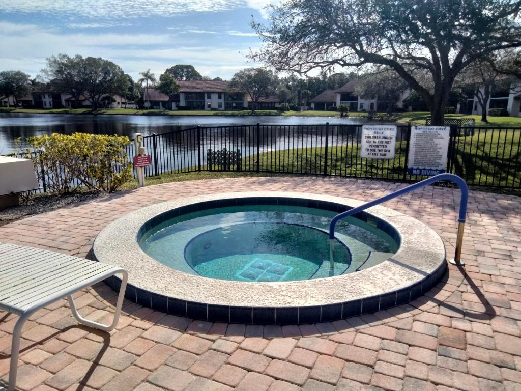 6060 SE Martinique Drive Bld 8 Apt 202