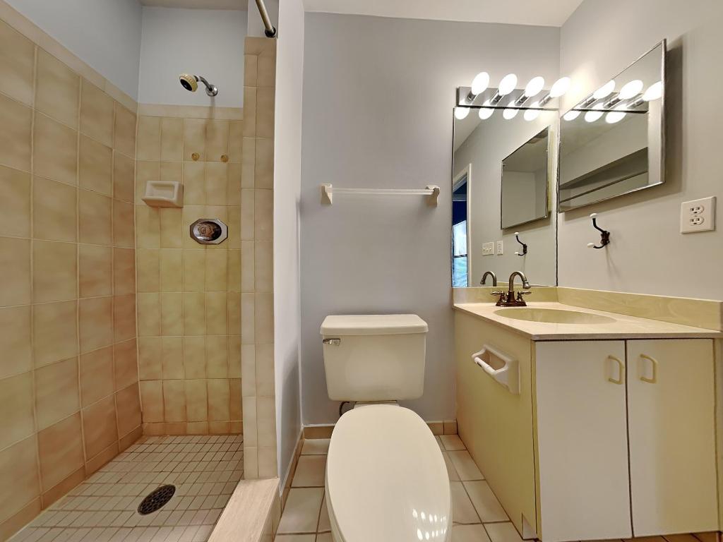 6060 SE Martinique Drive Bld 8 Apt 202