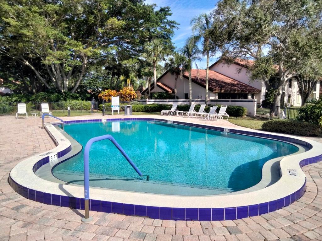 6060 SE Martinique Drive Bld 8 Apt 202